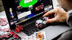 মোবাইলে নীতি ও শর্ত পড়ার দৃশ্য